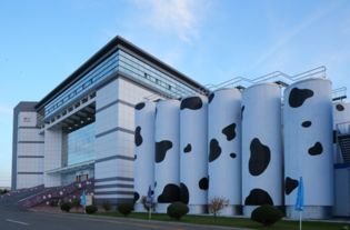 蒙牛獲評(píng)中國(guó)商業(yè)改革開放40年功勛企業(yè) 卓越投資管理與時(shí)代同行的典范